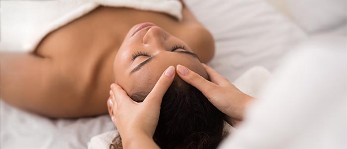 A woman gettin a japanese headspa treatment